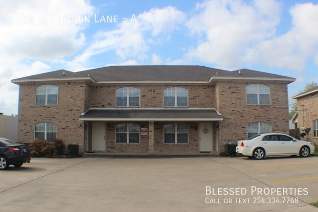Primary Photo - 102 E Robin Ln