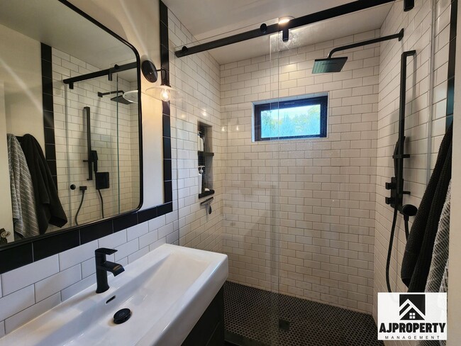 Building Photo - Charming 3/2 near McKennan Park