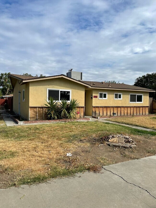 Building Photo - Charming 3-Bedroom, 2-Bath Home – Availabl...