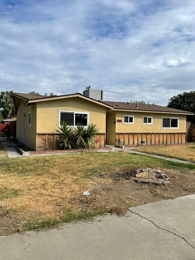 Building Photo - Special $700 off 1st months rent