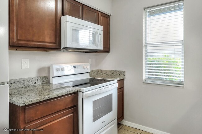 Building Photo - ***Cute 2 Bedroom Apartment in Eagle Lake***