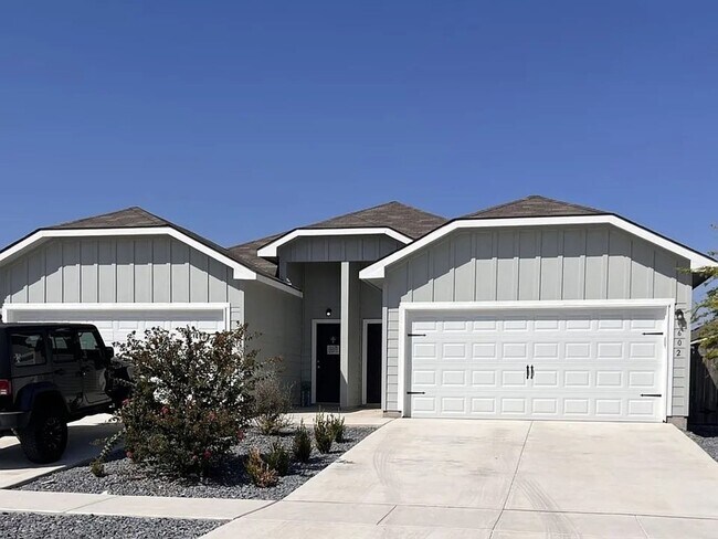 Primary Photo - Luxury Duplex in Seguin! (Navarro ISD)