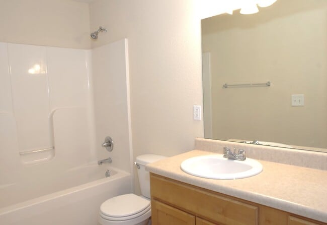 Building Photo - Move-In Special!