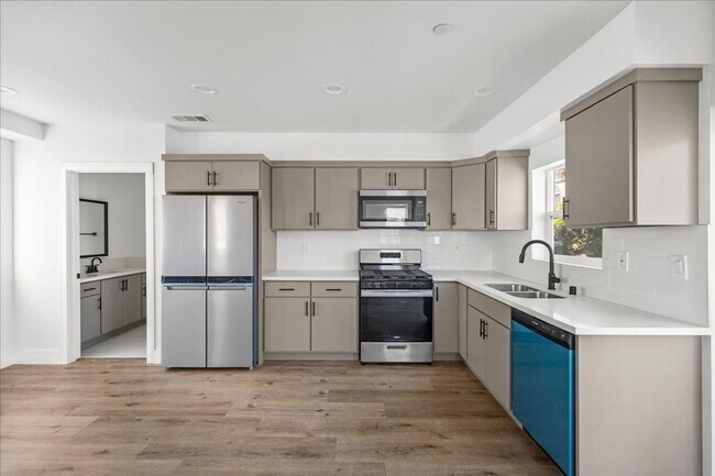 Building Photo - 860 N Hudson Ave