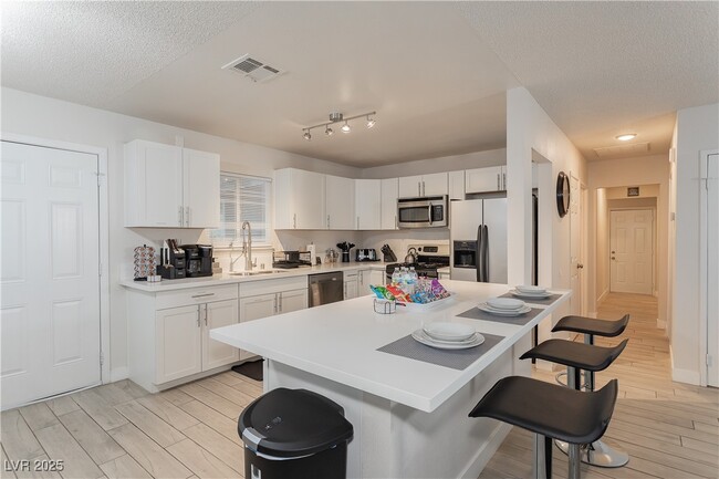 Building Photo - 4273 Ridgeview Dr