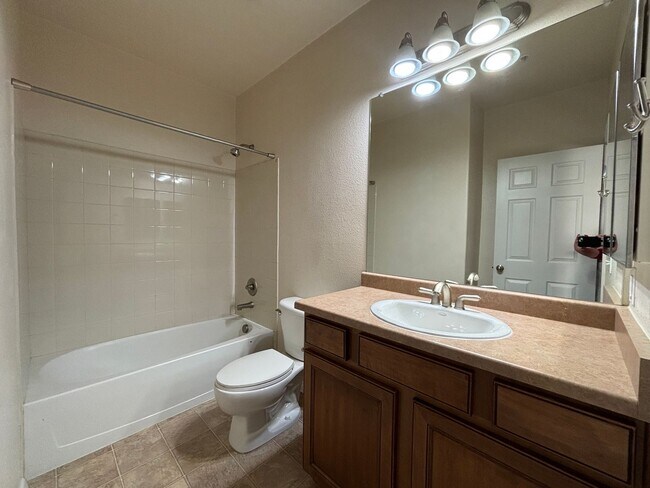 Building Photo - Large 3 bedroom condo with 2 bathrooms!