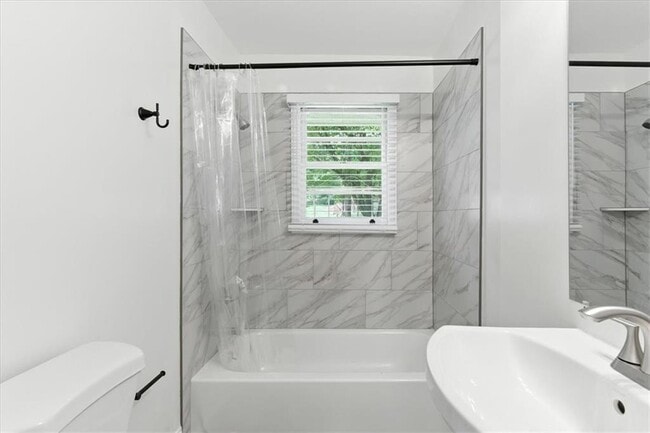 Building Photo - 893 Woodmere Dr NW