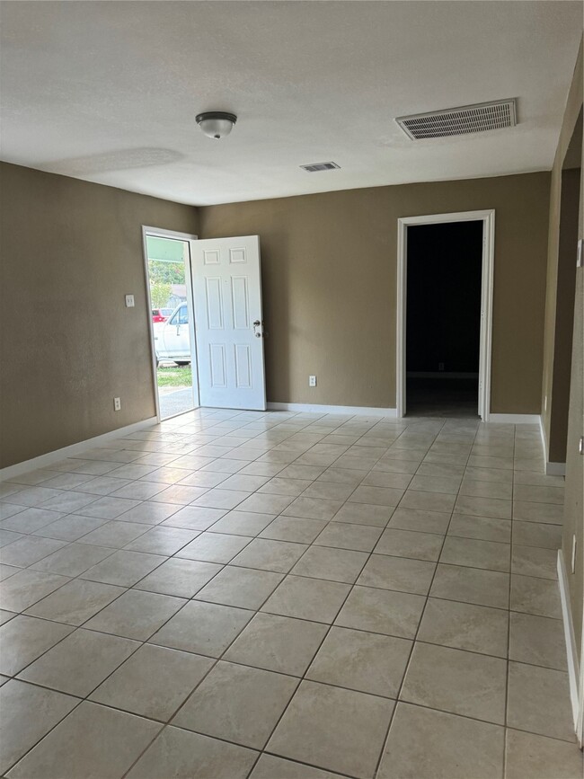 Building Photo - 2125 Kingsdale Dr