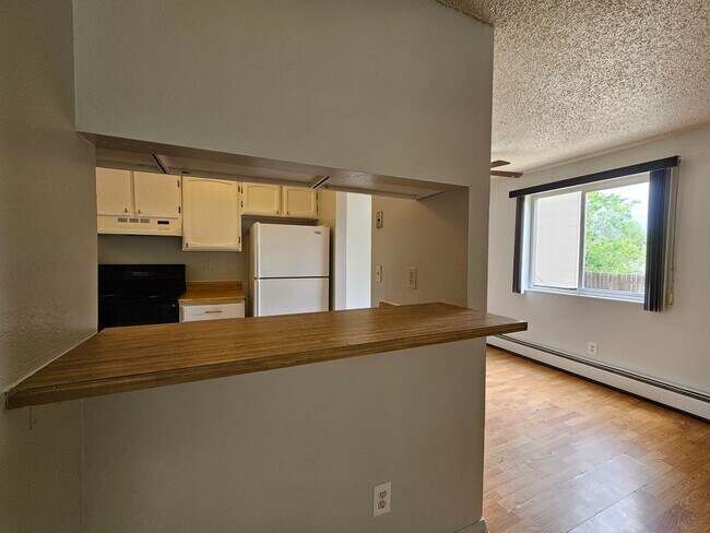 Building Photo - Serene 2 Bedroom 1 1/2 Bath Aurora Townhom...