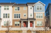 Building Photo - Charming 3-Bedroom Townhome with Stunning ...