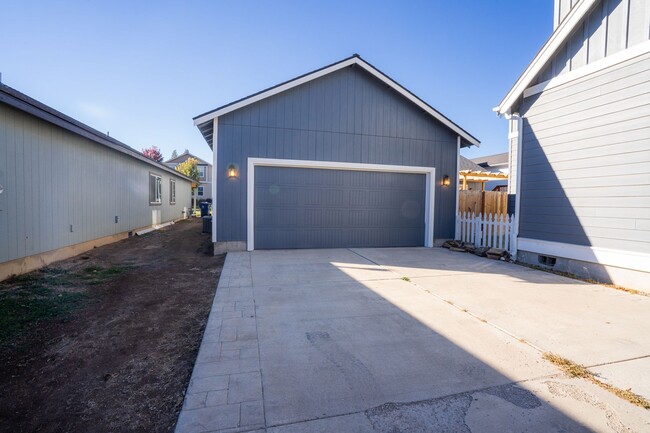 Building Photo - Single level renovated home close to the O...