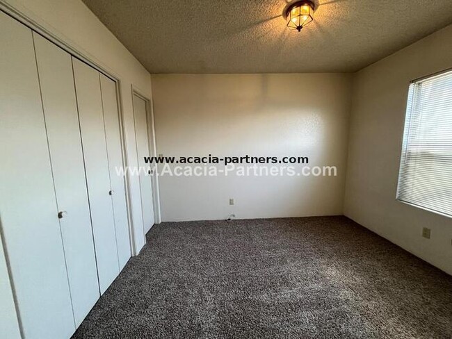Building Photo - Eastside Townhome