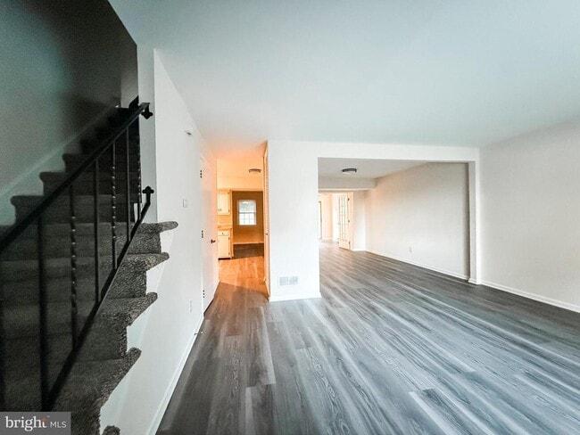 Building Photo - 112 Llandovery Dr