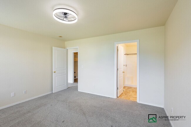 Building Photo - 3 bed 2 bath home