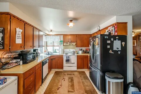 Building Photo - 262 SW River Dr
