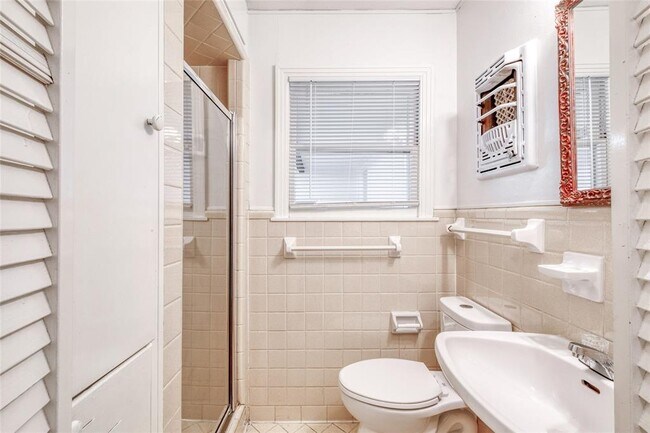 Building Photo - 611 Genard St