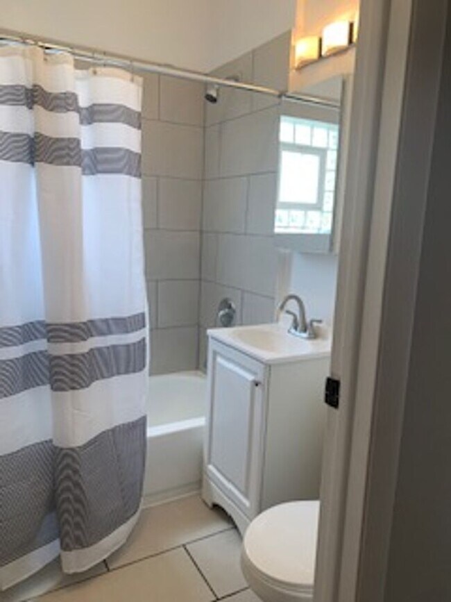 Building Photo - Rogers Park Three Bedroom/Two Bath New Renovation