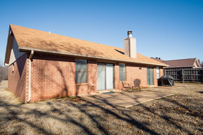 Building Photo - 4901 N Rogers Dr