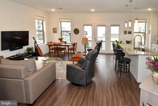 Building Photo - 4-Level Furnished townhome!