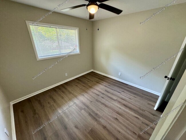 Building Photo - Elegant Elkin!