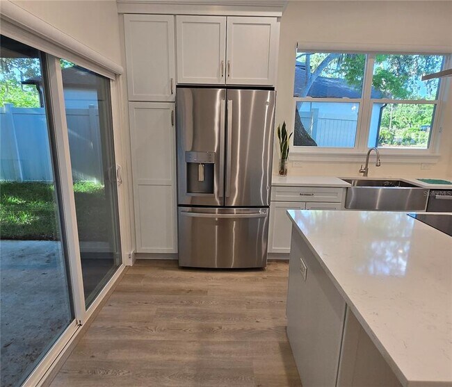 Building Photo - 106 Lake Dr