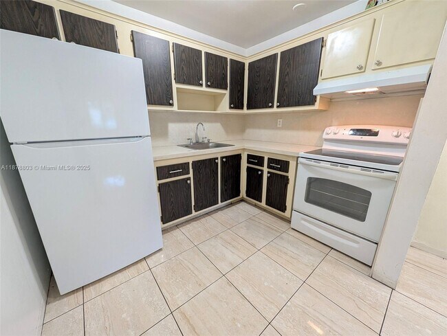 Building Photo - 6040 SW 26th St