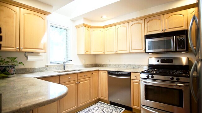 Building Photo - 148 Cypress St