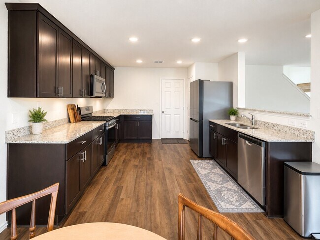 Building Photo - Beautiful 3 Bedroom Home in Winding Brook with Community Pool & Playground!  Conveniently located...