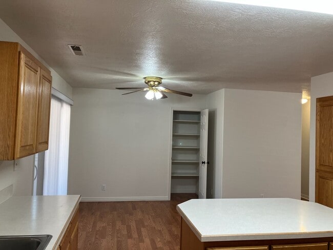 Building Photo - 627 E Springhill Dr