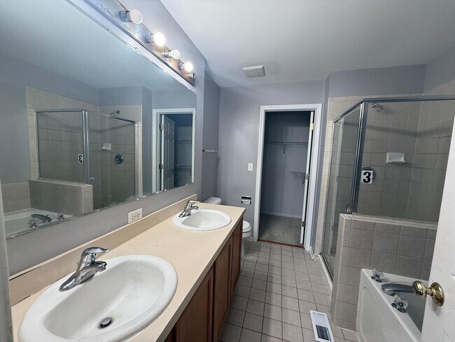 Building Photo - 2540 Hillsboro Blvd