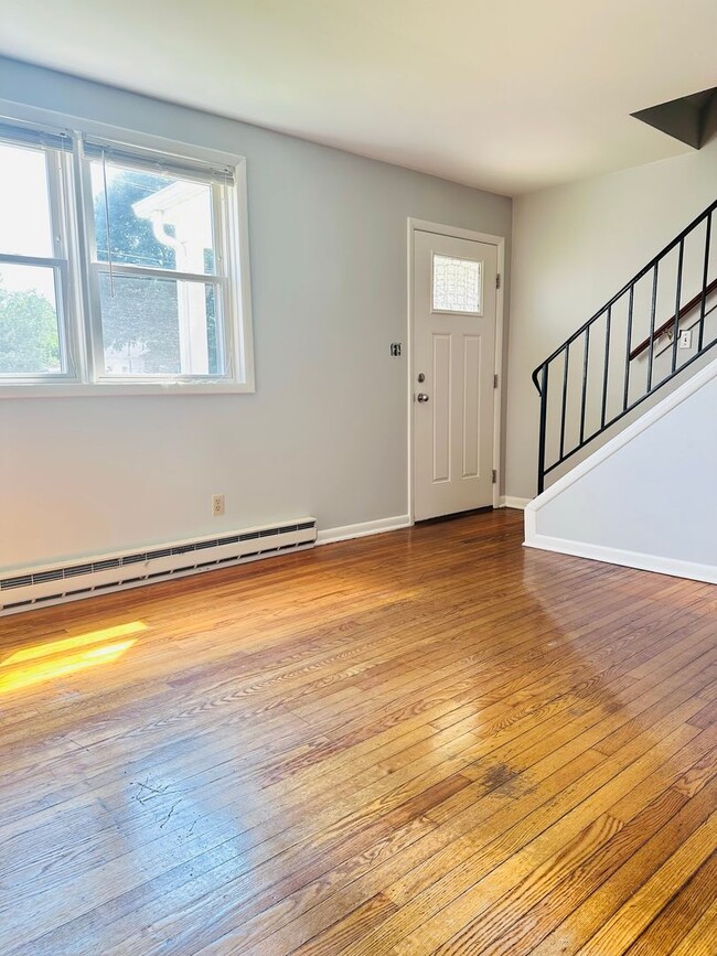 Building Photo - 813 Montrose Ave