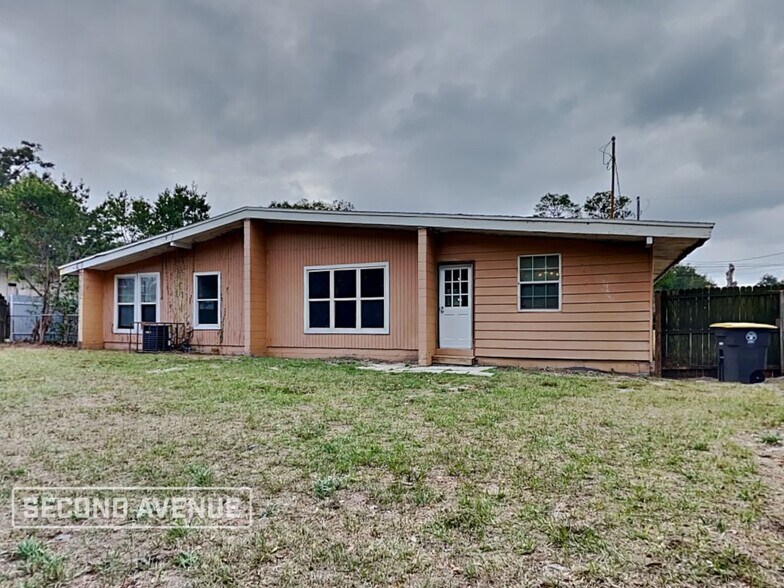 Building Photo - 3815 Rendale Dr N