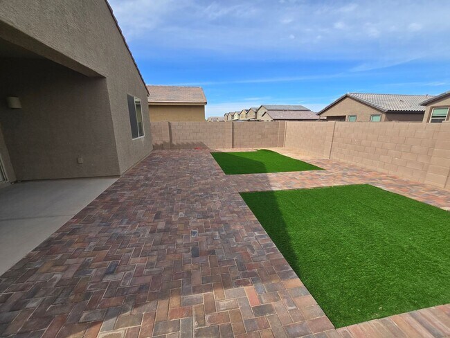 Building Photo - Like-New Home in Southeast Tucson’s Most Desirable Neighborhood!
