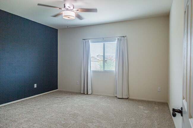 Building Photo - 12640 N Wildrose Dr