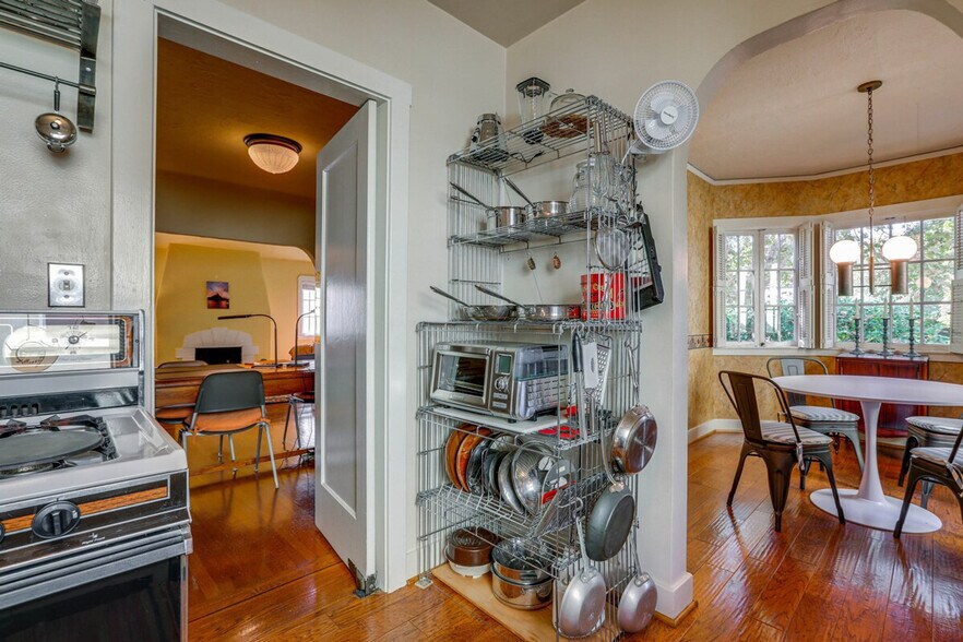 Building Photo - 2627 Land Park Dr