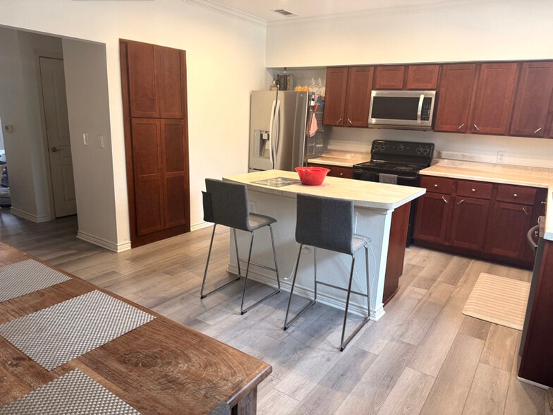 Building Photo - 528 Refugio St