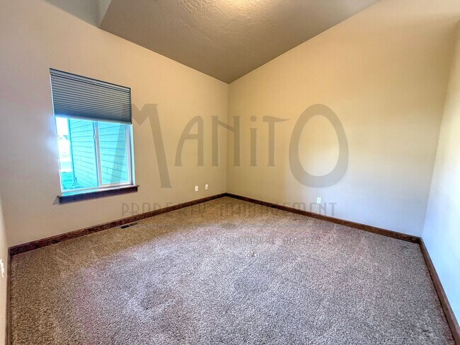 Building Photo - Spacious Home With Stunning Sunset Views