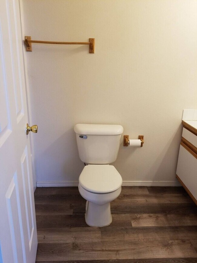 Building Photo - 1706/1708peni