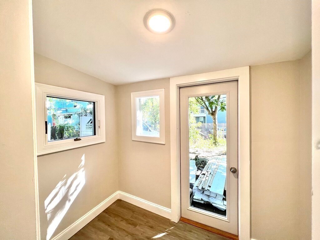Building Photo - 6 La Grange Pl