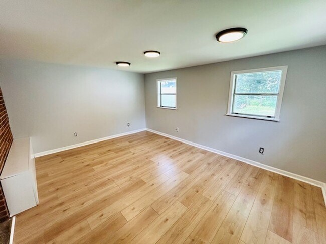 Building Photo - MOVE IN SPECIAL- $300 Off First Month's Rent-MOVE IN READY BRICK HOME!