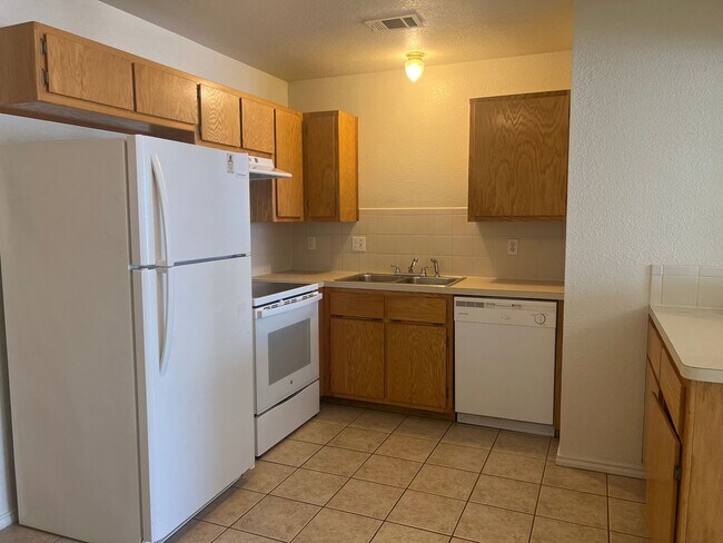 Building Photo - 3300 Hereford Ln