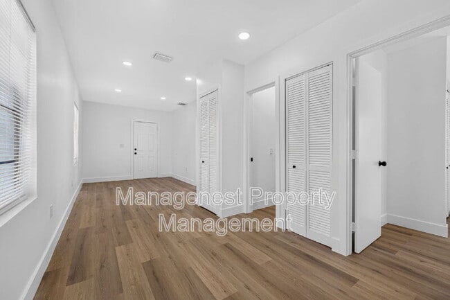Building Photo - 614 SW 19th Ave
