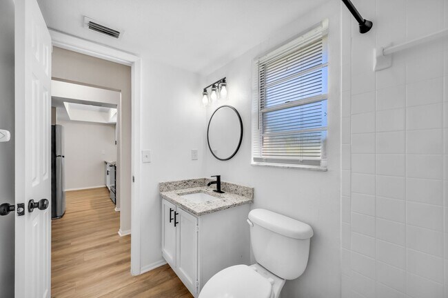 Building Photo - Renovated Apartment in the Heart of Carollwood