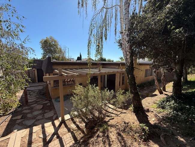 Building Photo - Located in Bauer Estates Near The Country ...