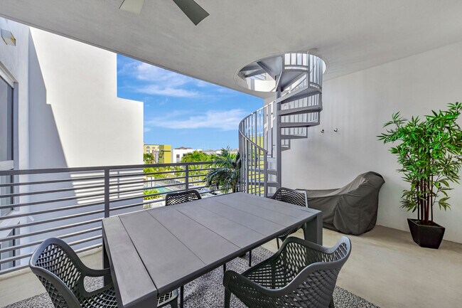 Building Photo - 111 SE 1st Ave