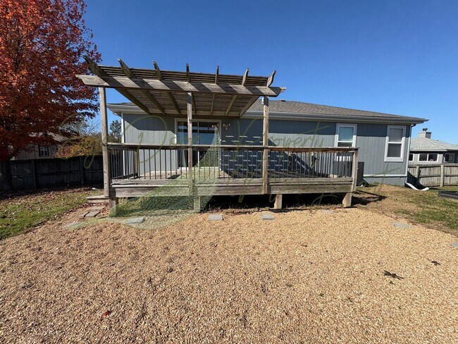 Building Photo - BEAUTIFUL BLUE SPRINGS HOME!!!