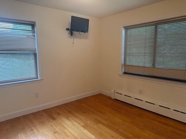 Building Photo - 1357 Kew Ave