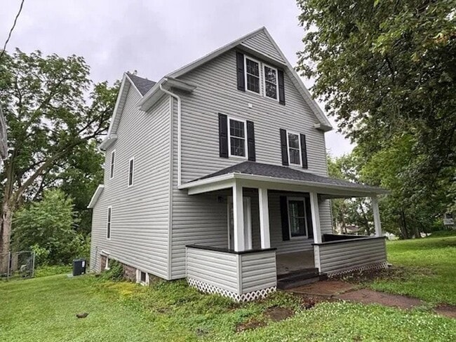 Primary Photo - Charming 3-Bedroom Single-Family Home – Ne...