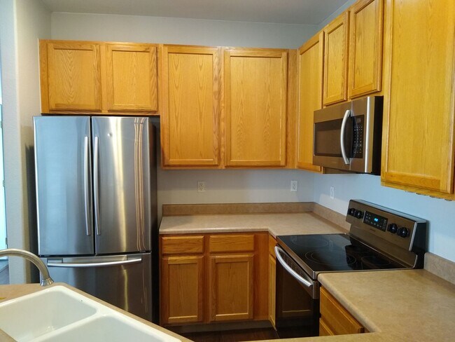 Building Photo - Stunning Highlands Ranch Townhome