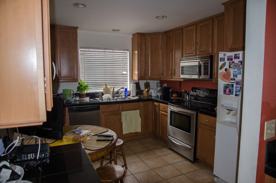 Building Photo - 3978 La Jolla Village Dr